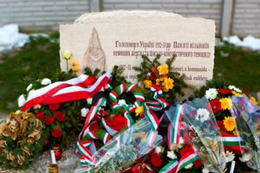 Знак жертвам Голодомору — Gloria Victis, Чьомьор — 2